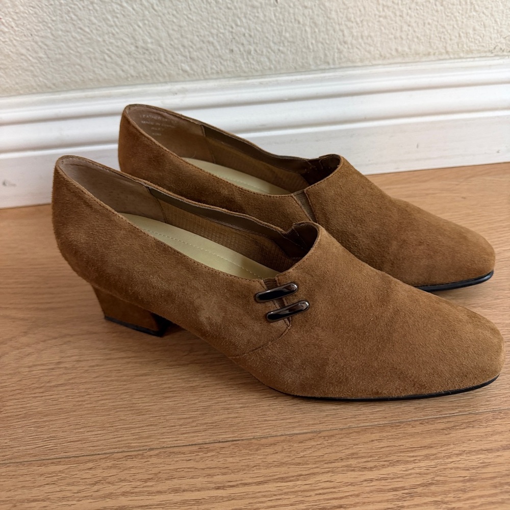 NWOB Karen Scott Brown Suede Low Heel Pumps Womens Size 10 Comfort Shoes - Picture 3 of 8